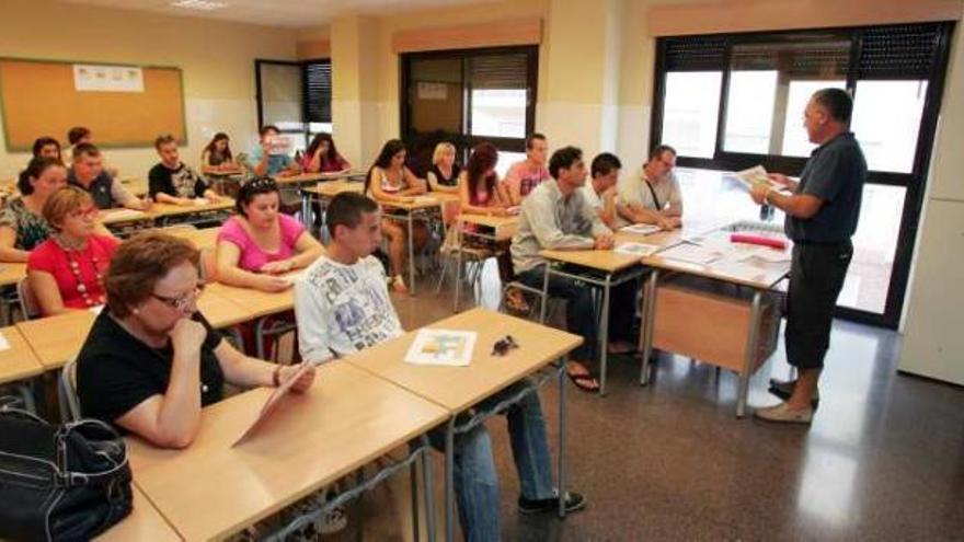 Estudiantes y profesor ayer por la tarde en la escuela permanente de adultos Mercè Rodoreda.