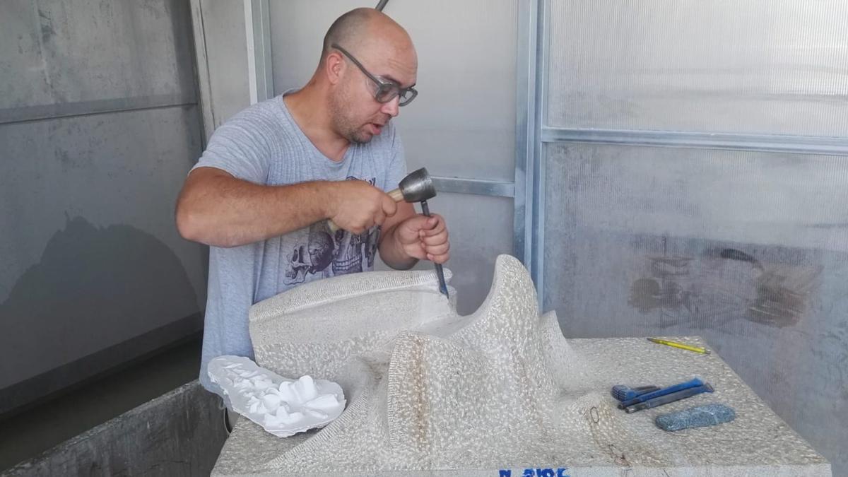 César Iglesias trabaja sobre una figura de la Sagrada Familia.