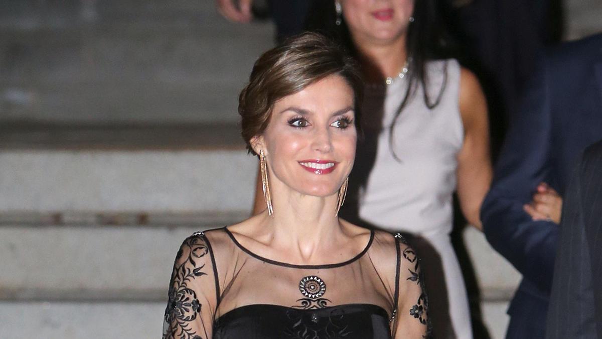 Letizia Ortiz combina vestido con transparencias y cartera de mano negra