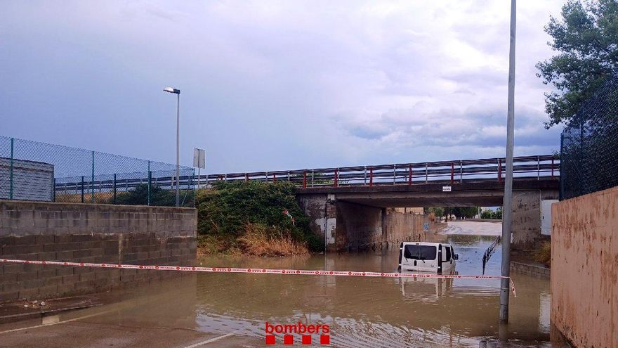 Vehicle atrapat per l'aigua a Vilamalla després d'una forta tempesta.