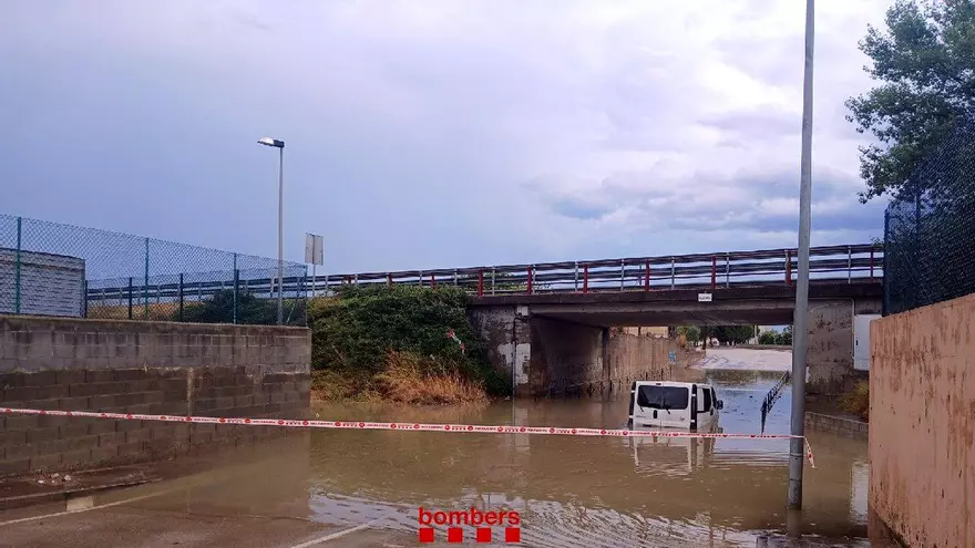 Les tempestes descarreguen amb força a l'Empordà i a les comarques de Girona: els Bombers reben més de 110 avisos
