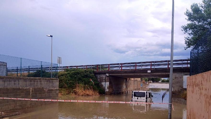 Vehicle atrapat per l'aigua a Vilamalla, a l'Alt Empordà, després d'una forta tempesta.
