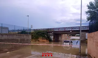 Les tempestes descarreguen amb força a les comarques de Girona i els Bombers reben més de 110 avisos