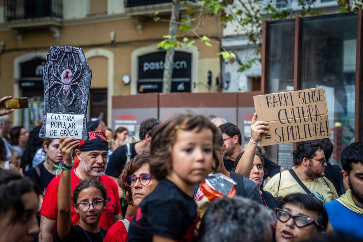 Un funeral por la cultura popular sustituye la masiva cercavila de las fiestas de Gràcia 2024