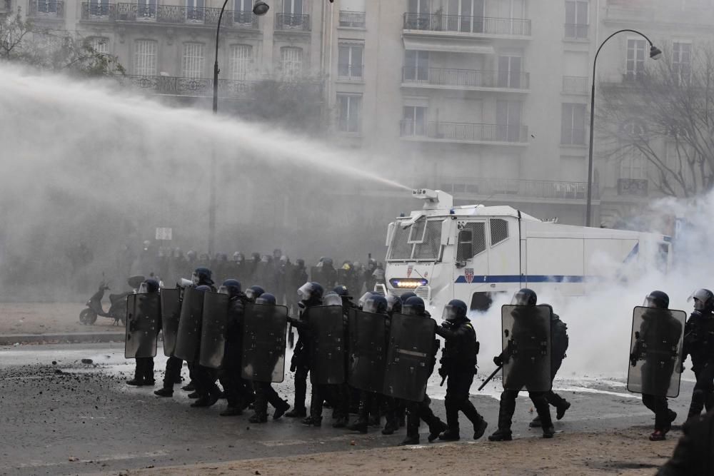 Enfrentamientos entre ''chalecos amarillos'' y Policía en París