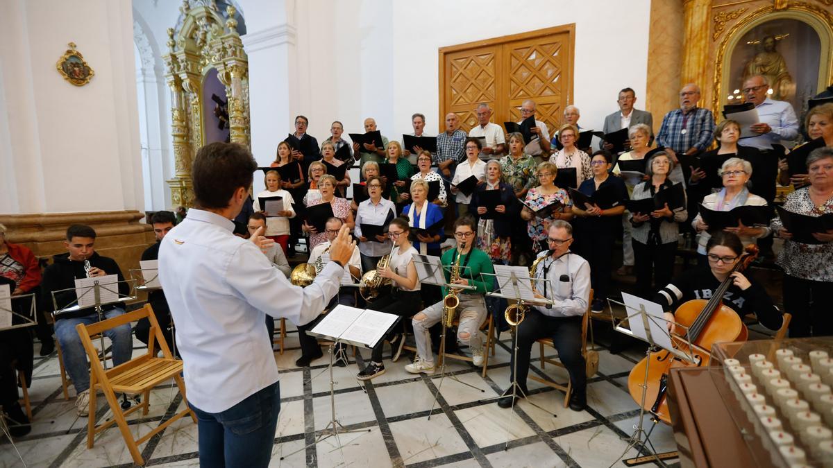 La solemne Salve interpretada por la Coral Petrelense y la Sociedad Unión Musical.