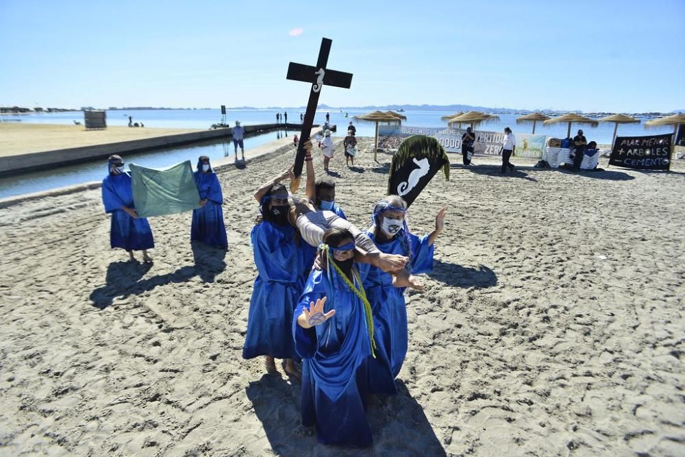 Centenares de personas se concentran en Villananitos para alertar del mal estado del Mar Menor