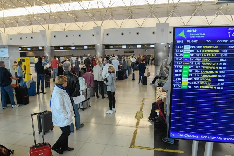 25-03-20  GRAN CANARIA. AEROPUERTO DE GRAN CANARIA. INGENIO TELDE. Ultimos turistas en salir y llegada de un vuelo desde Barcelona con tan solo once pasajeros. Efecto del Covid-19 en el Aeropuerto de Gran Canaria.  Fotos: Juan Castro.  | 25/03/2020 | Fotógrafo: Juan Carlos Castro