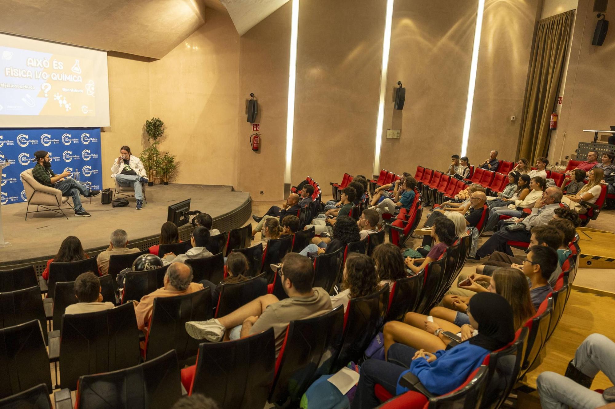FOTOS | El Físico Barbudo entrevistó al divulgador tras el canal Ponte Bata en un encuentro en Diario de Mallorca