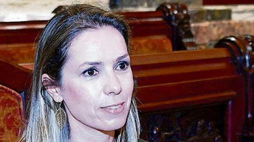 La edil Mónica Martínez en un pleno municipal. Carlos Pardellas