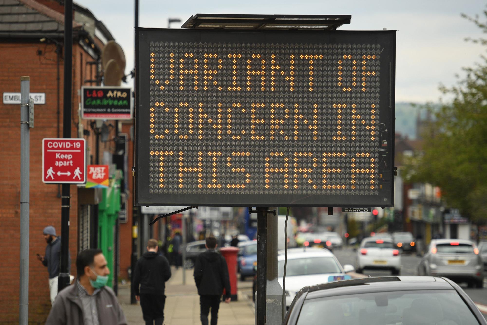 Un cartel luminoso avisa a los vecinos de Bolton, en Reino Unido, que en la zona circula una nueva variante del coronavirus.