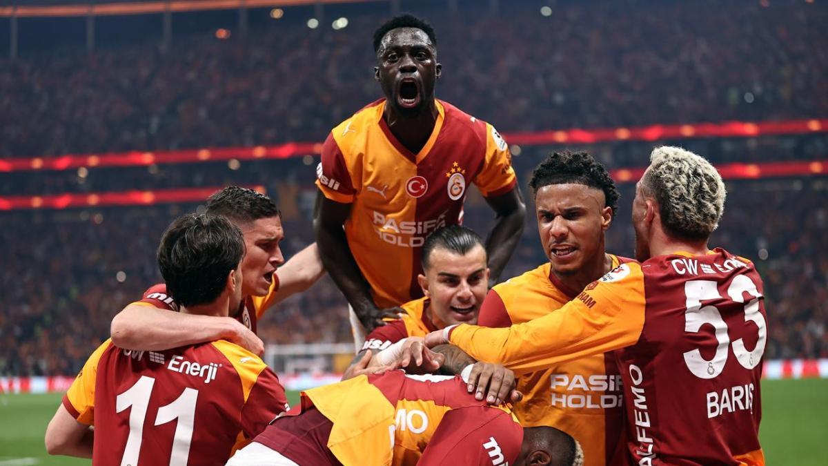 Los jugadores del Galatasaray celebrando uno de sus goles en el derbi ante el Fenerbahçe