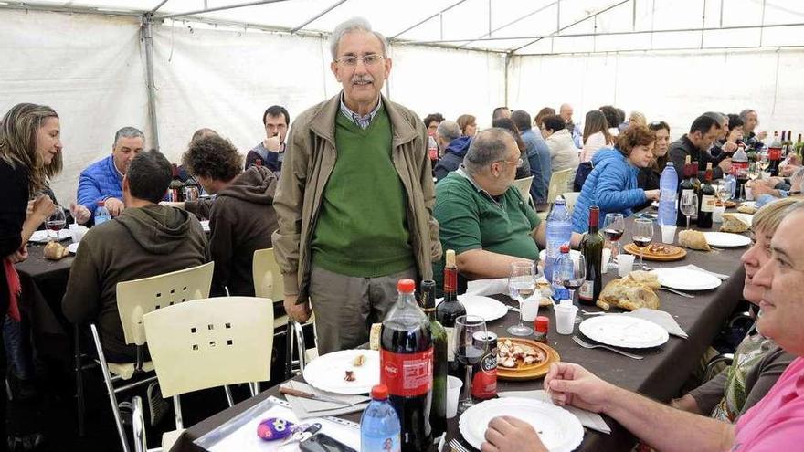 Luis Moreiras, de pie, compartiendo mesa con el resto de profesores del instituto. // Bernabé/Javier Lalín