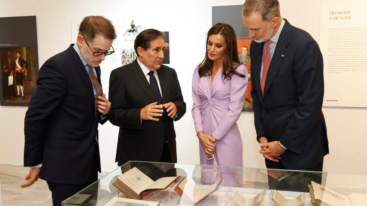Los Reyes de España contemplan varios ejemplares de la Fundación Manuel Ruiz Luque.