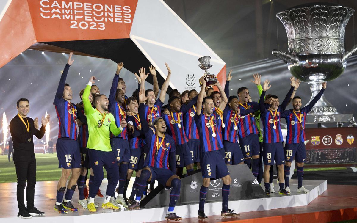  Los jugadores del FC Barcelona celebran con el trofeo la victoria tras la final de la Supercopa de España 2023 que Real Madrid y FC Barcelona jugaron este domingo en el estadio internacional Rey Fahd de Riad