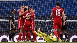 Los jugadores del Bayern celebran el segundo tanto ante el conjunto francés.