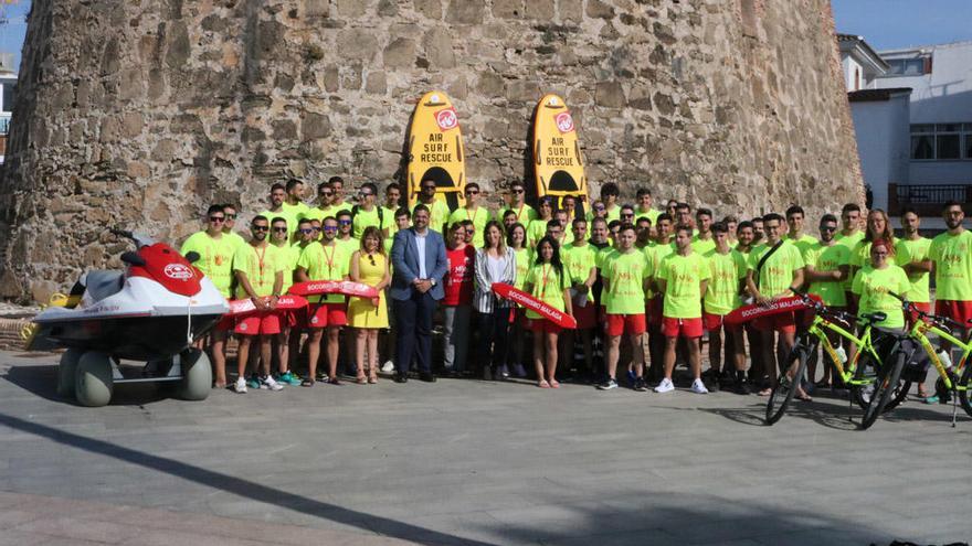 Josele González con los miembros del dispositivo de socorrismo.