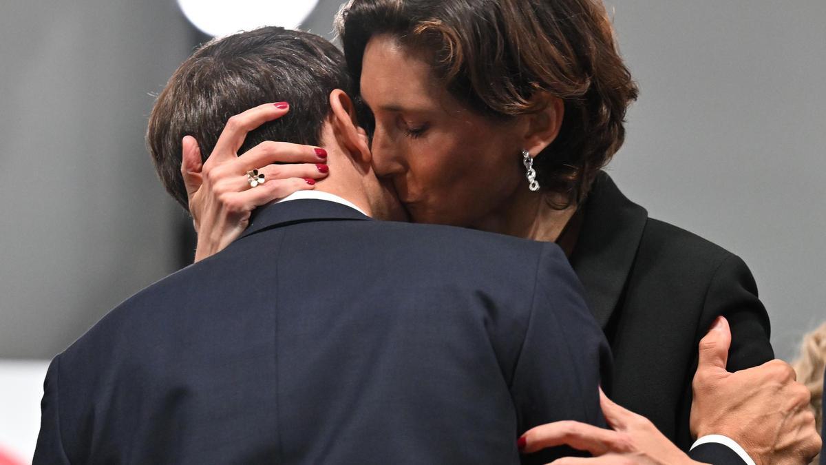 La ministra de Deportes besa a Macron.
