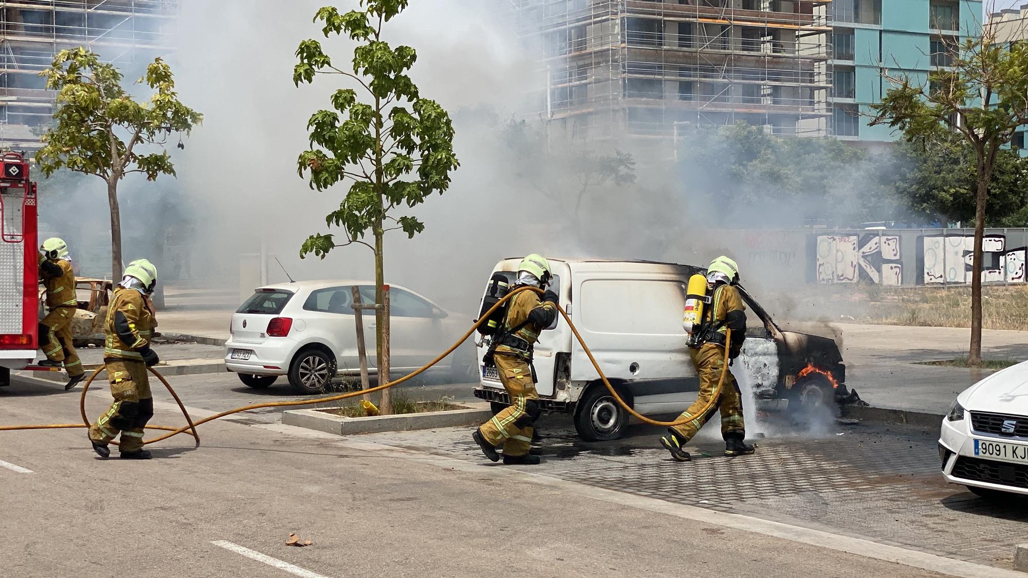 Las fotos del aparatoso incendio intencionado de un coche en Nou Llevant, en Palma