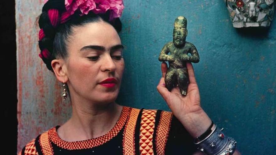 Frida Kahlo, con una figurilla olmeca.