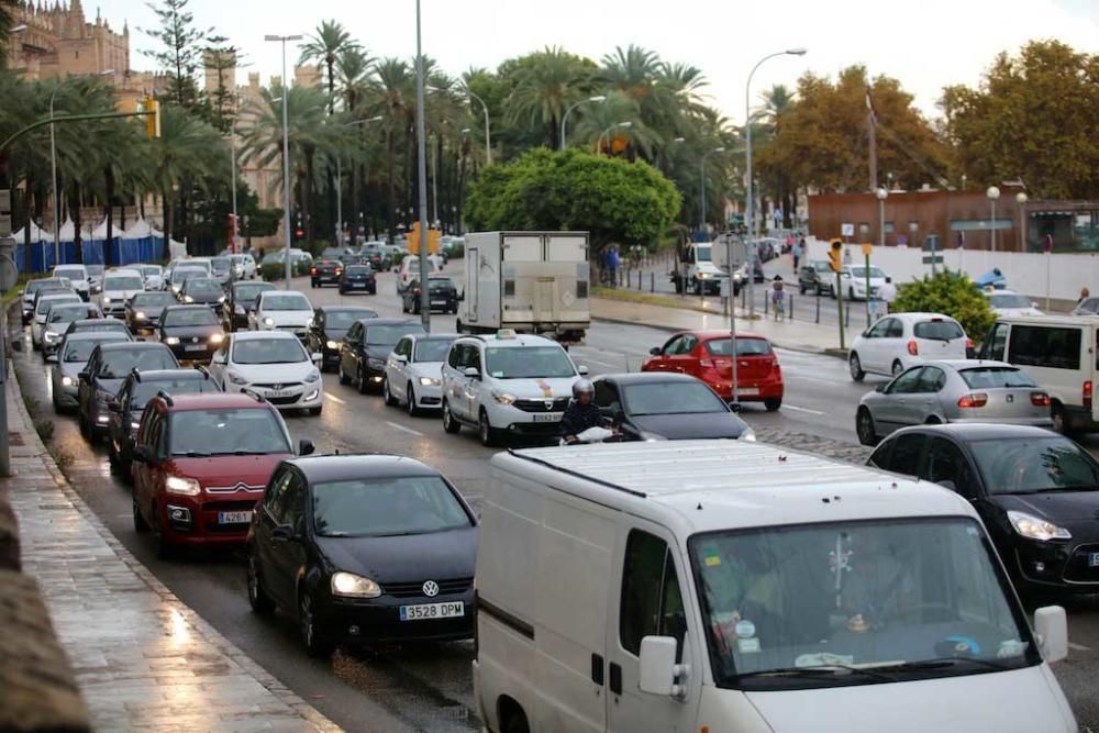 Heftige Regenfälle haben am Freitag (23.9.) auf Mallorca den Straßenverkehr teilweise stark beeinträchtigt. In mehreren Straßen in Palma stand das Wasser so hoch, dass Autos nicht mehr fahren konnten.