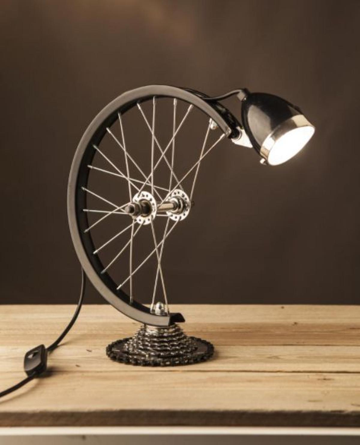 Lámpara industrial hecha con piezas de bicicleta
