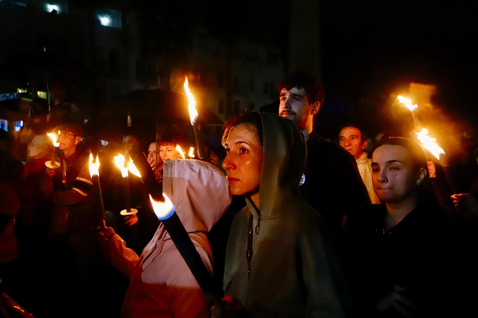 Una marcha con antorchas recorre los pueblos de l'Horta Sud entre gritos contra Mazón