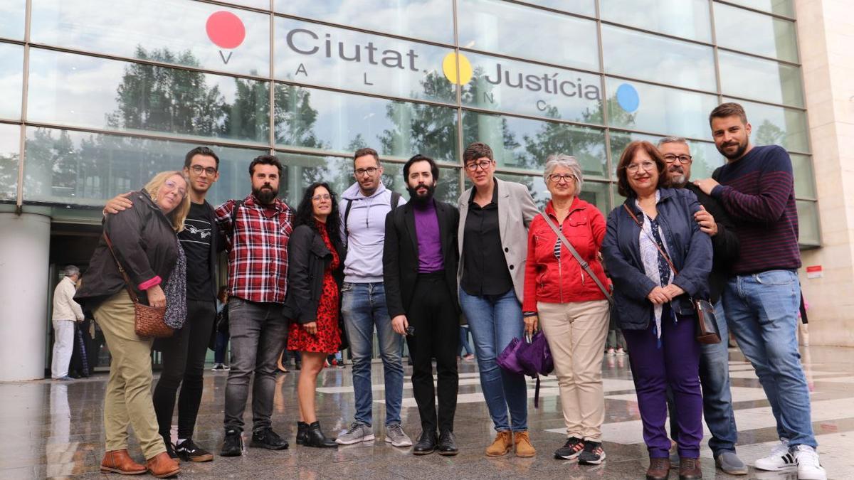 Pilar Lima, en el centro, ha posado en la puerta de la Ciutat de la Justícia tras presentar la denuncia.