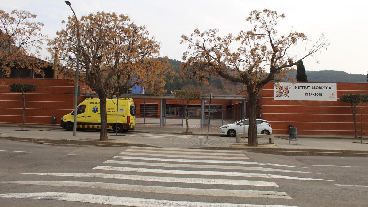 L'institut de Sallent amb un vehicle de suport psicològic amb professionals que atenien els companys de les bessones que es van precipitar pel balcó