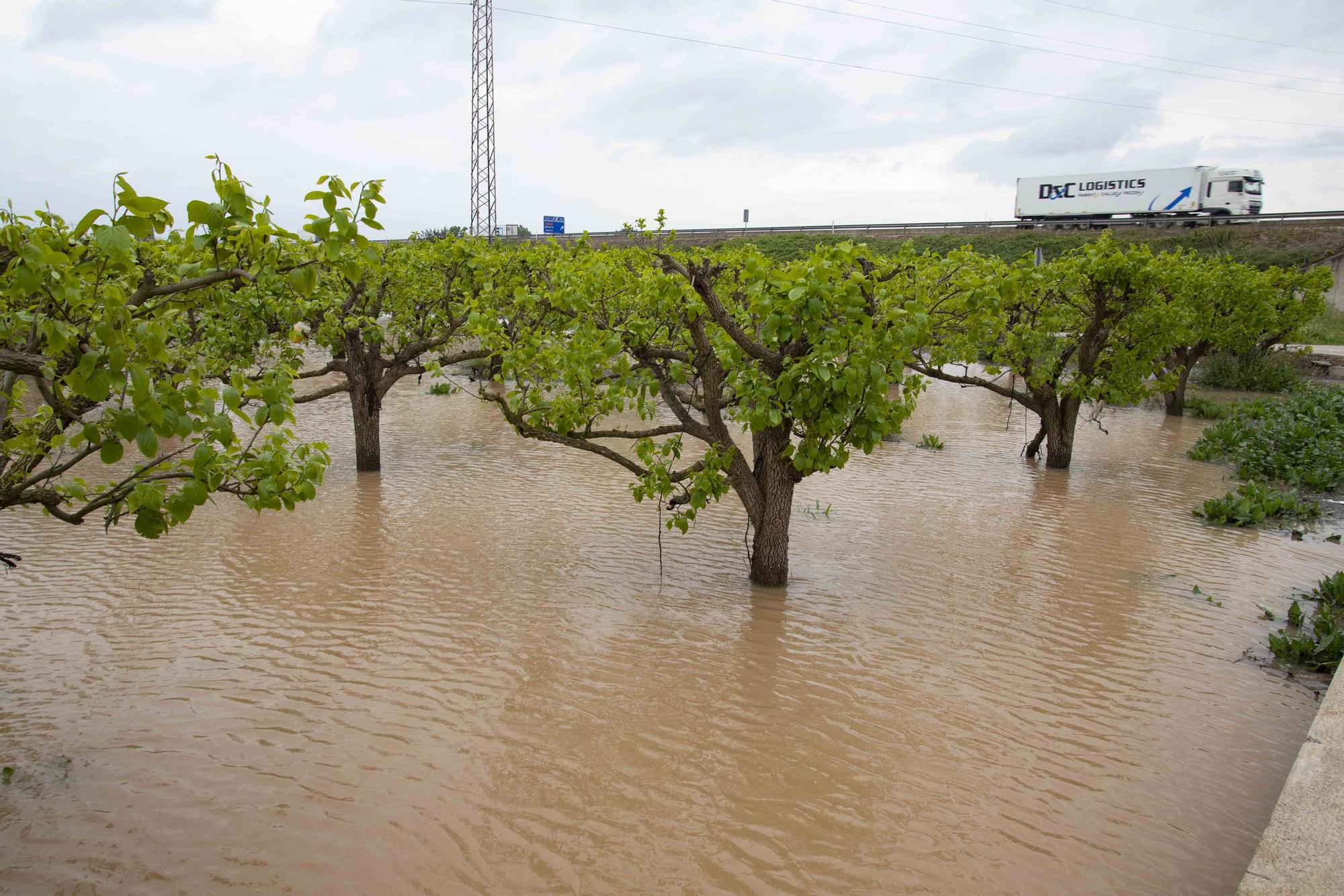 Las intensas precipitaciones han desbordado barrancos y cortado caminos en diferentes municipios de la comarca