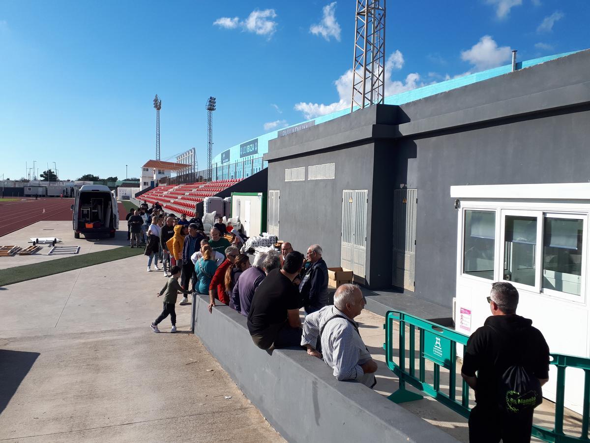 Imagen de aficionados haciendo cola en Can Misses-3 para comprar entradas para ver al CD Ibiza frente al Betis.