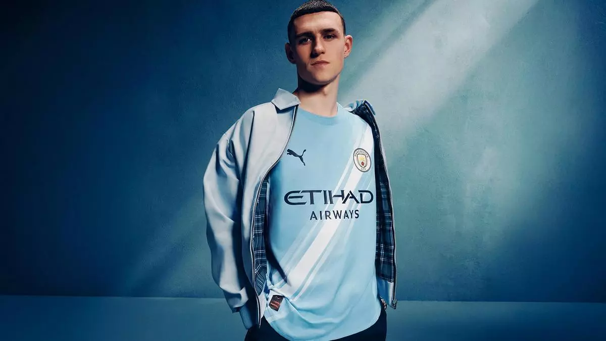 ?Por qu谷 la nueva camiseta del City lleva una franja blanca?