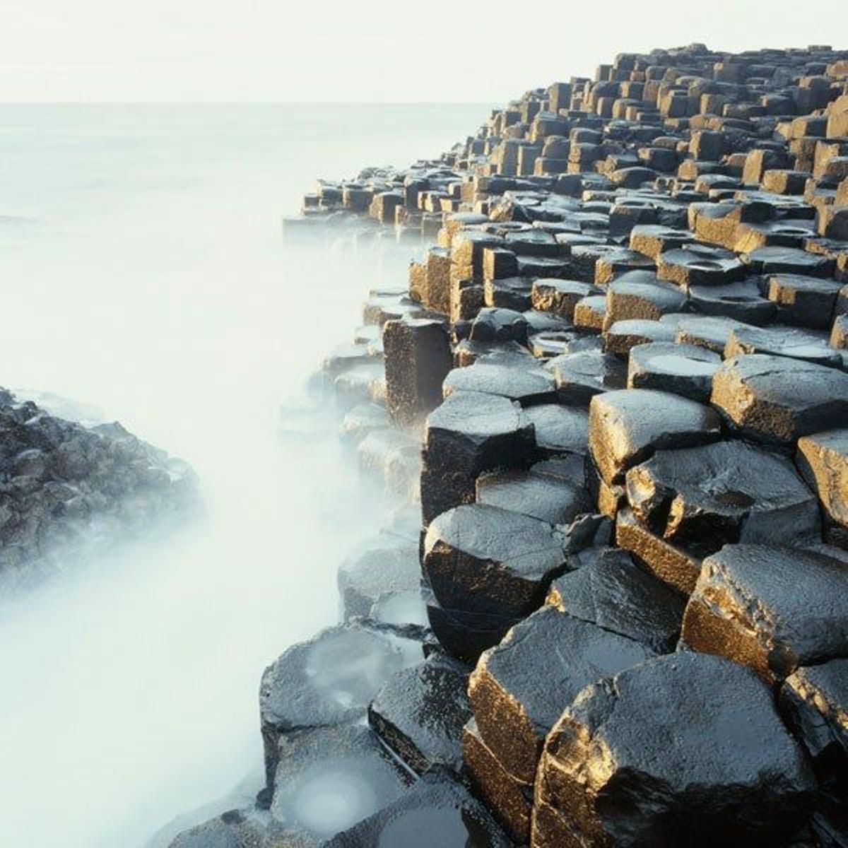 La Calzada de los Gigantes, en Irlanda del Norte, está formada por más de 40.000 columnas de basalto.