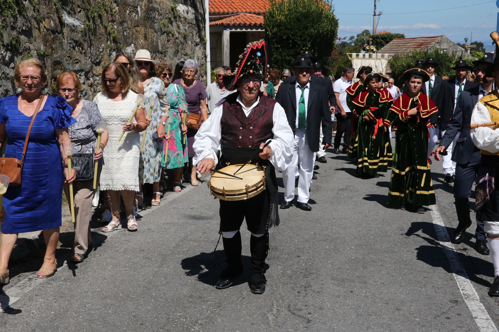 La procesión y la danza de San Roque de O Hío en imágenes (I)