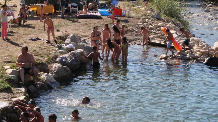 La playa fluvial de Aller, a tope