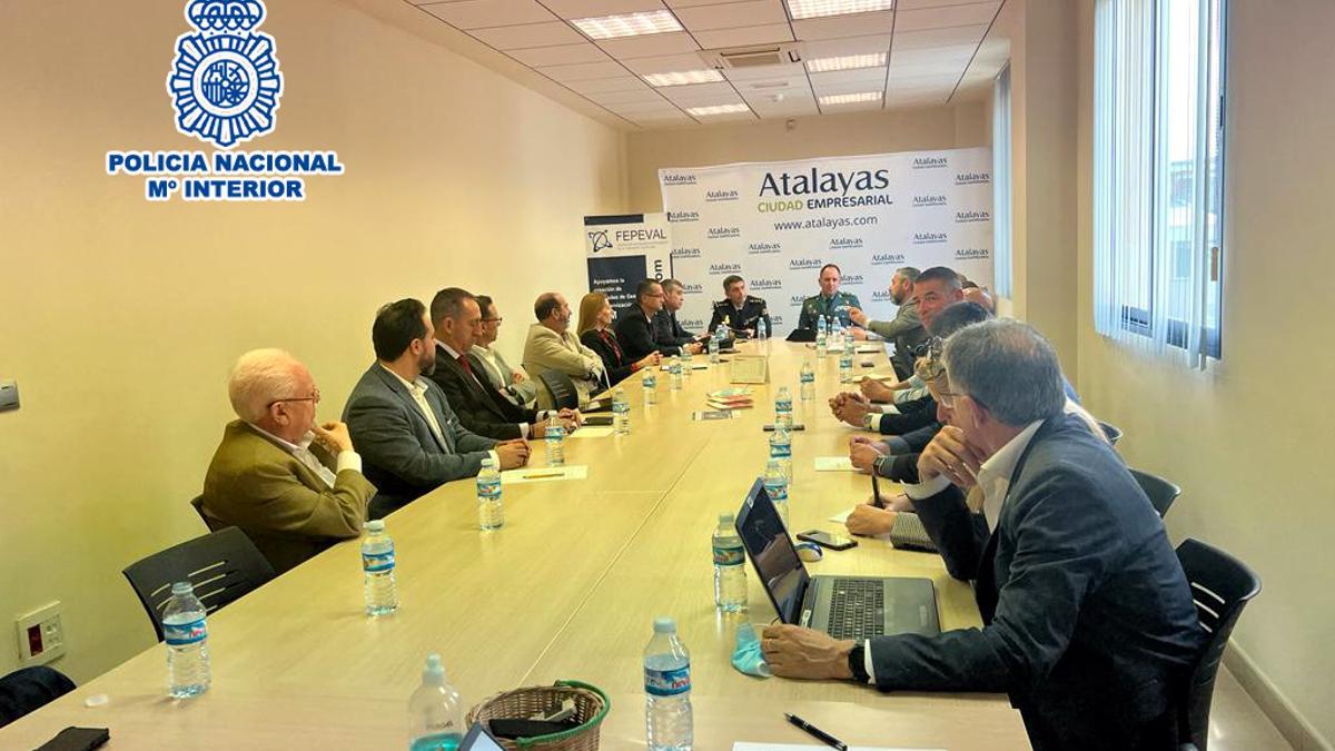 Un momento de la reunión de la Policía con responsables de las áreas empresariales de la provincia de Alicante.