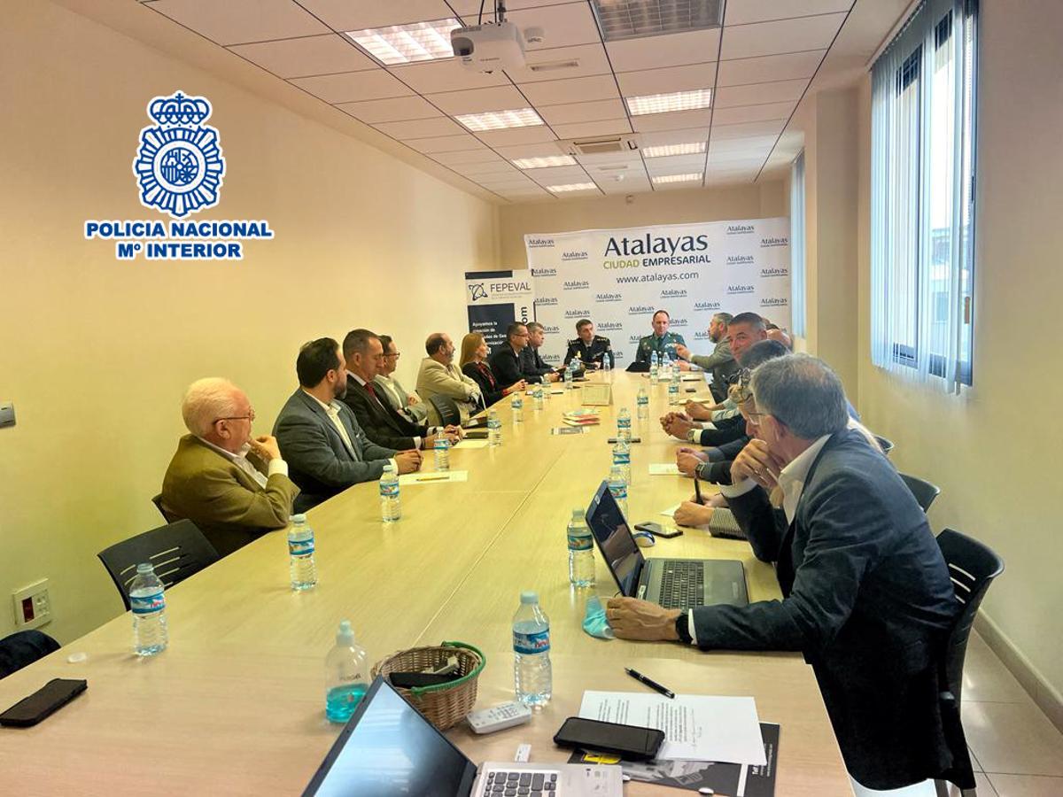 Un momento de la reunión de la Policía con responsables de las áreas empresariales de la provincia de Alicante.
