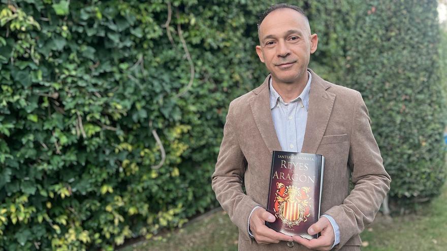 Santiago Morata con su libro 'Reyes de Aragón. La novela' que presenta mañana en el Palacio de Sástago.