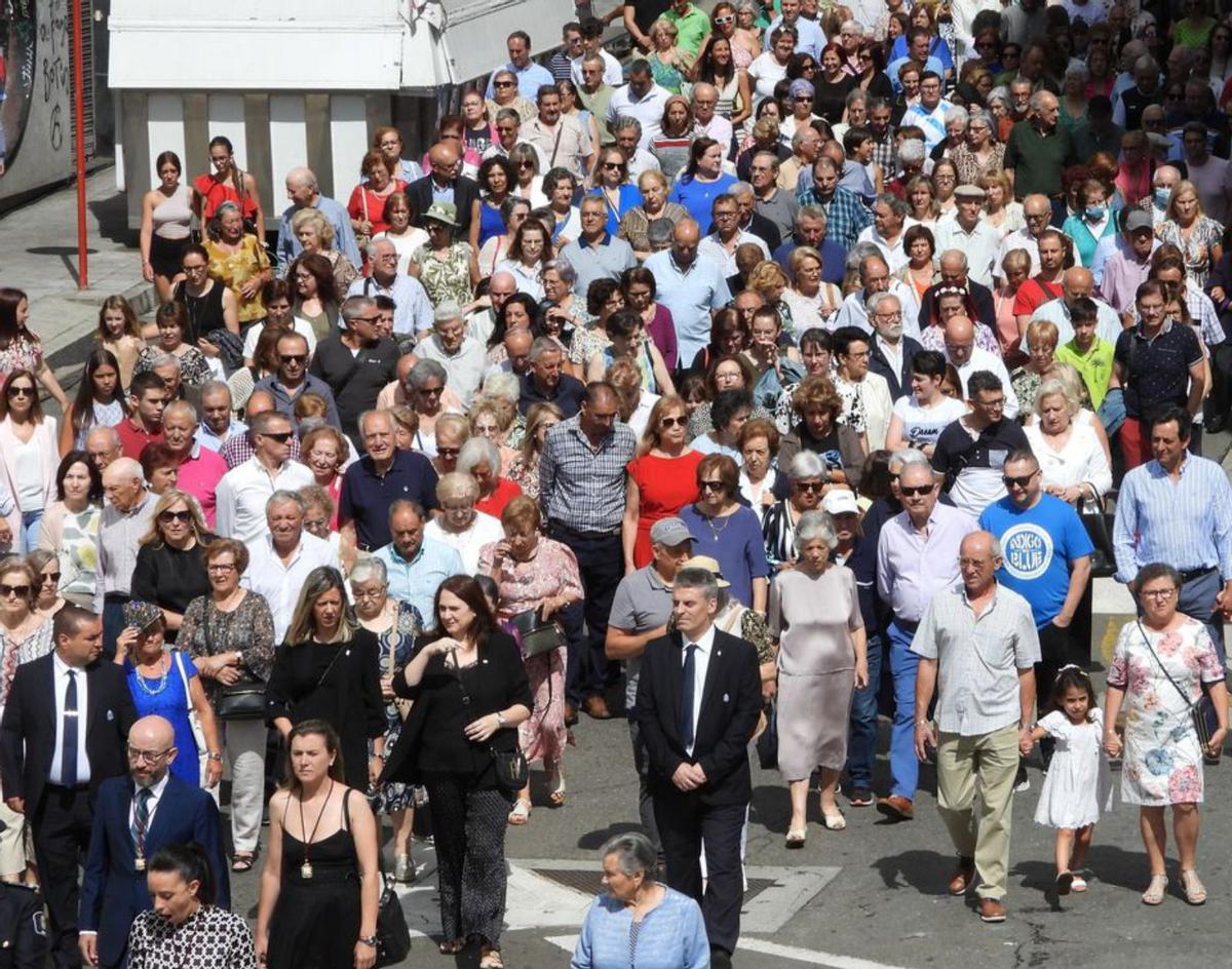 Los vecinos en procesión, en la Avenida de las Caldas.  | // F. CASANOVA