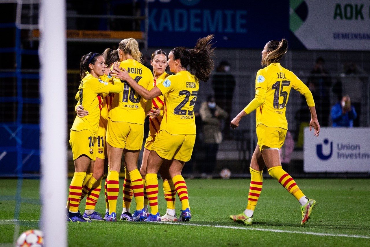 Las jugadoras azulgranas celebran el tanto de Aitana.