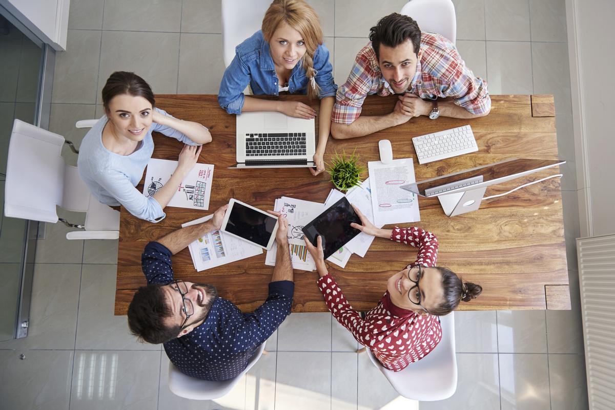 Un taller práctico enseña a crear una web o app desde cero con IA y sin programar