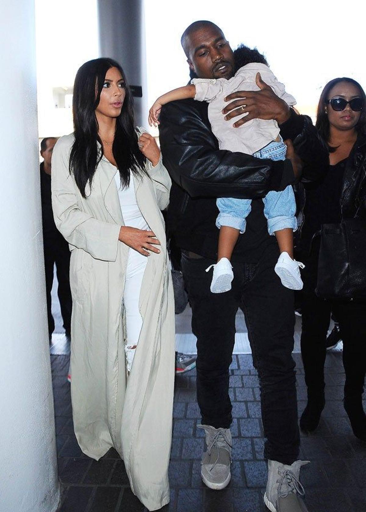 Kim Kardashian coge la mano de Nori que va en brazos de su padre