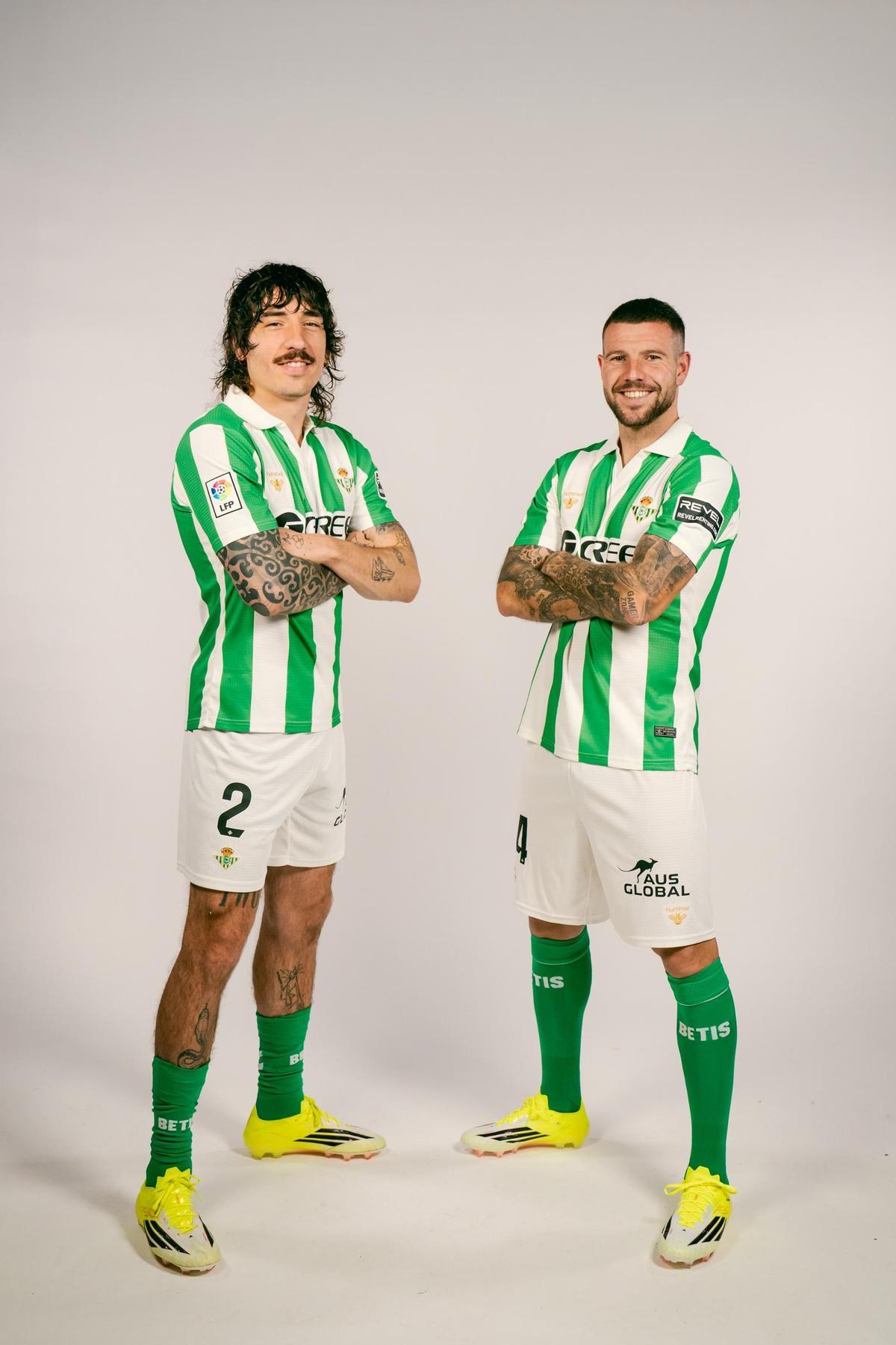 Héctor Bellerín y Aitor Ruibal posan con la equipación retro del Betis.