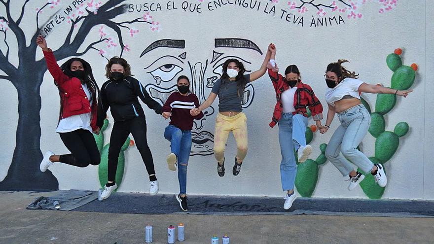 Las participantes en el taller de grafiti al acabar el mural. | A.MIRÓ