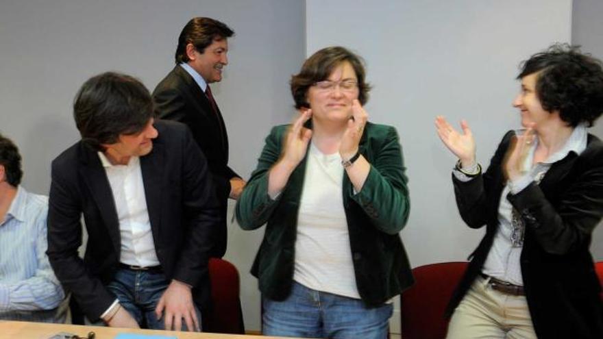 Por la izquierda, José María Pérez, Carmen Sanjurjo y María Fernández se levantan para recibir con aplausos a Javier Fernández en la reunión de la ejecutiva.