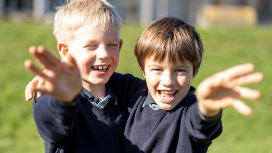 Dos alumnos del Colegio Inglés en sus instalaciones.|Cedidas a Lne