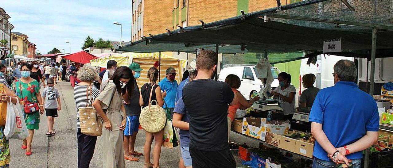 Colas en uno de los puestos del mercado, ayer, en el barrio de La Corredoira.