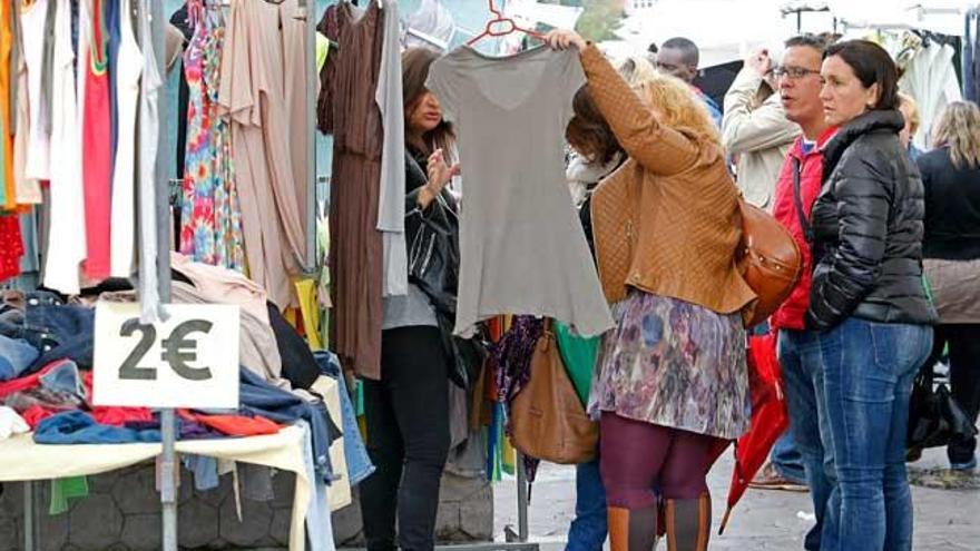 Compradores en el mercado de Bouzas, en una imagen de archivo. // Marta G. Brea