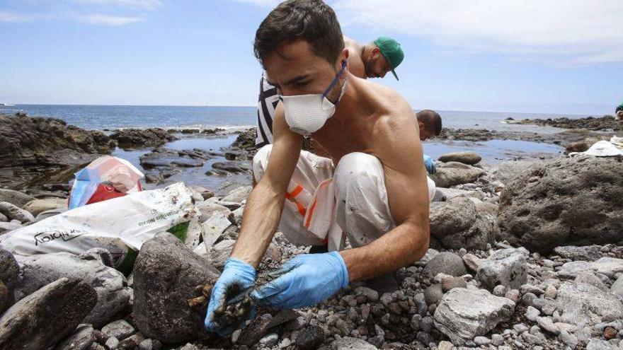 Retirados 400 kilos de fuel del pesquero hundido en Canarias