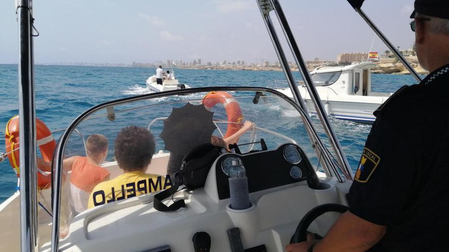 Rescatan un barco a la deriva en El Campello con una pareja de ancianos y cuatro niños a bordo